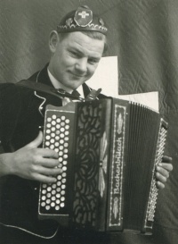 Lorenz beim Musizieren