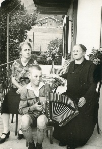 Lorenz mit Tante Rosa und Grossmutter Josefa Toneatti, 